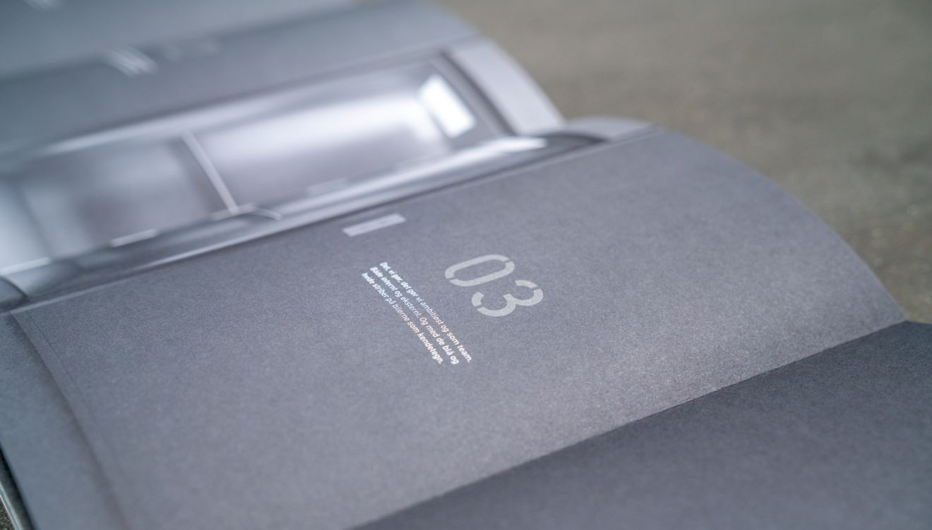 Stibo Complete - Solid brand-identitet støbt i papir og betonæstetik